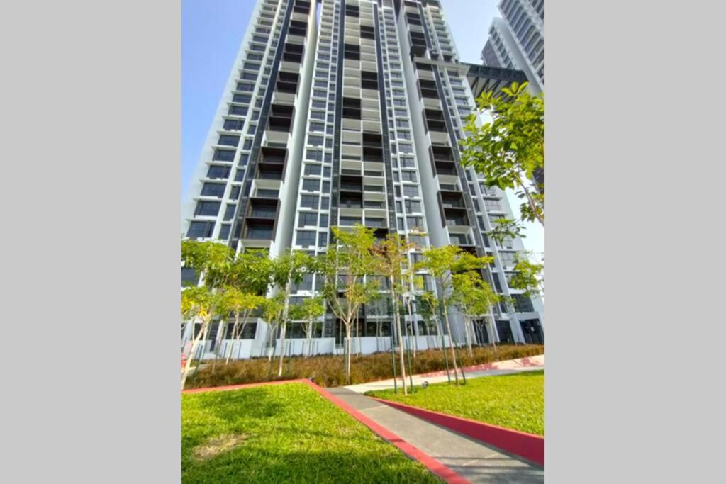 Astetica Pool & Lake View High Floor 100Mbps Wifi Netflix Сери-Кембанган Экстерьер фото